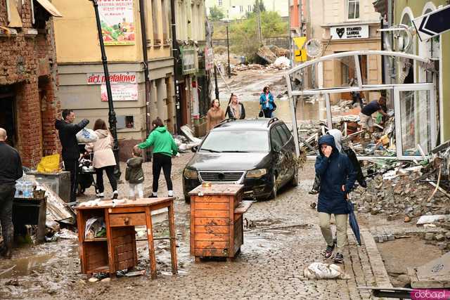 [WIDEO/FOTO] Tragiczna sytuacja powodziowa w Kłodzku: Zniszczone ulice, budynki i wszechobecny szlam