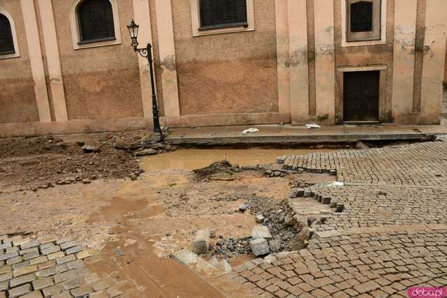 [WIDEO/FOTO] Tragiczna sytuacja powodziowa w Kłodzku: Zniszczone ulice, budynki i wszechobecny szlam