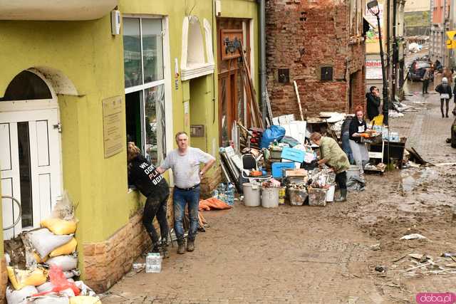 [WIDEO/FOTO] Tragiczna sytuacja powodziowa w Kłodzku: Zniszczone ulice, budynki i wszechobecny szlam