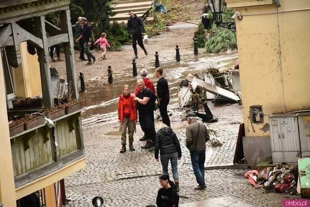 [WIDEO/FOTO] Tragiczna sytuacja powodziowa w Kłodzku: Zniszczone ulice, budynki i wszechobecny szlam