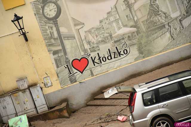 [WIDEO/FOTO] Tragiczna sytuacja powodziowa w Kłodzku: Zniszczone ulice, budynki i wszechobecny szlam