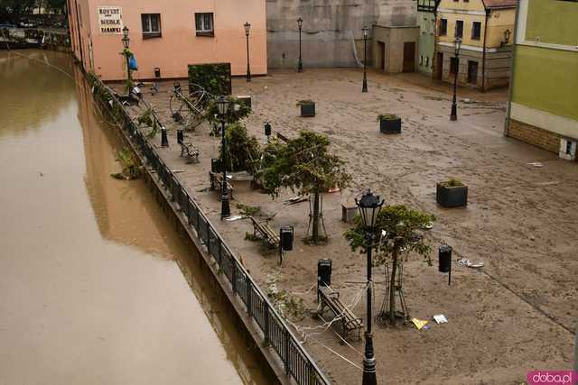 [WIDEO/FOTO] Tragiczna sytuacja powodziowa w Kłodzku: Zniszczone ulice, budynki i wszechobecny szlam