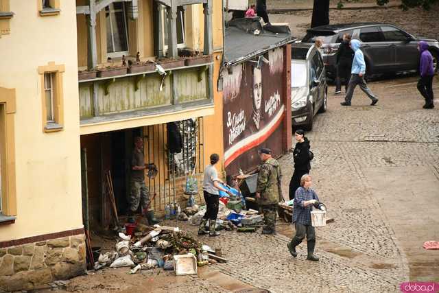 [WIDEO/FOTO] Tragiczna sytuacja powodziowa w Kłodzku: Zniszczone ulice, budynki i wszechobecny szlam