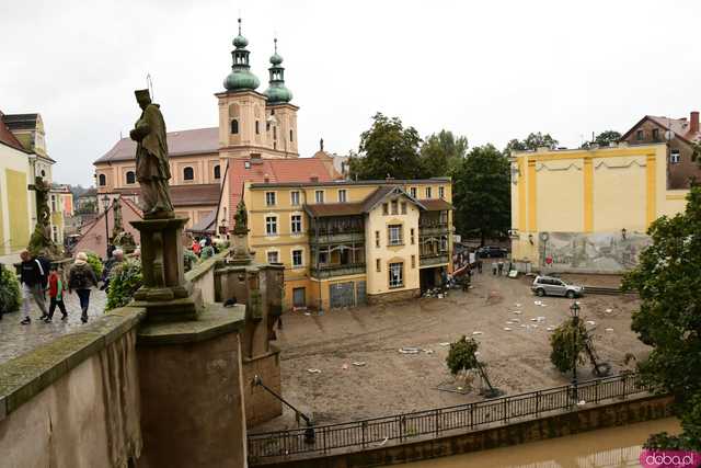 [WIDEO/FOTO] Tragiczna sytuacja powodziowa w Kłodzku: Zniszczone ulice, budynki i wszechobecny szlam