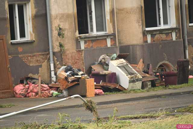 [WIDEO/FOTO] Tragiczna sytuacja powodziowa w Kłodzku: Zniszczone ulice, budynki i wszechobecny szlam