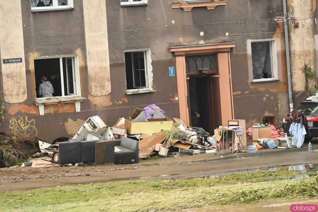 [WIDEO/FOTO] Tragiczna sytuacja powodziowa w Kłodzku: Zniszczone ulice, budynki i wszechobecny szlam