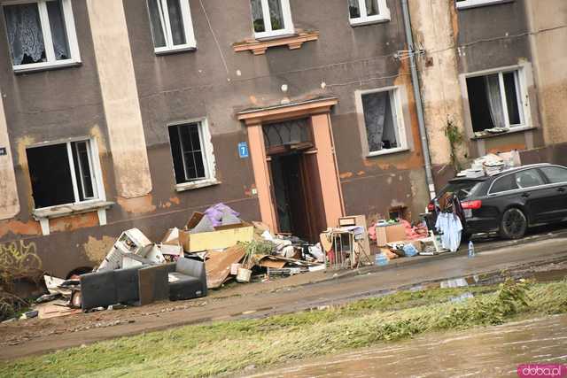 [WIDEO/FOTO] Tragiczna sytuacja powodziowa w Kłodzku: Zniszczone ulice, budynki i wszechobecny szlam