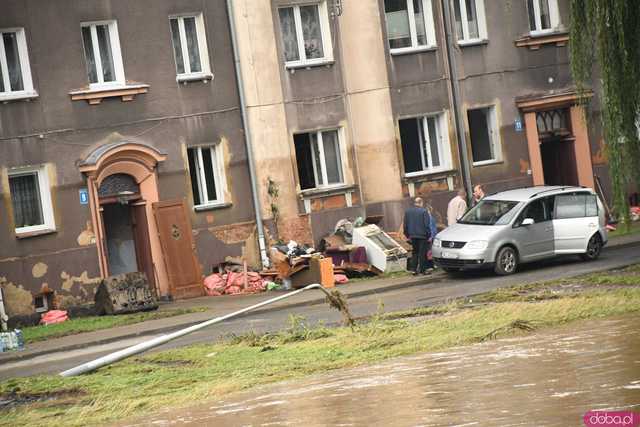 [WIDEO/FOTO] Tragiczna sytuacja powodziowa w Kłodzku: Zniszczone ulice, budynki i wszechobecny szlam
