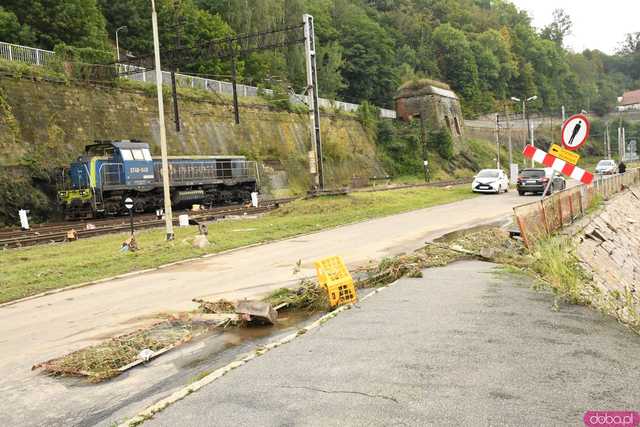 [WIDEO/FOTO] Tragiczna sytuacja powodziowa w Kłodzku: Zniszczone ulice, budynki i wszechobecny szlam