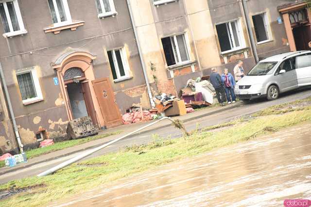 [WIDEO/FOTO] Tragiczna sytuacja powodziowa w Kłodzku: Zniszczone ulice, budynki i wszechobecny szlam