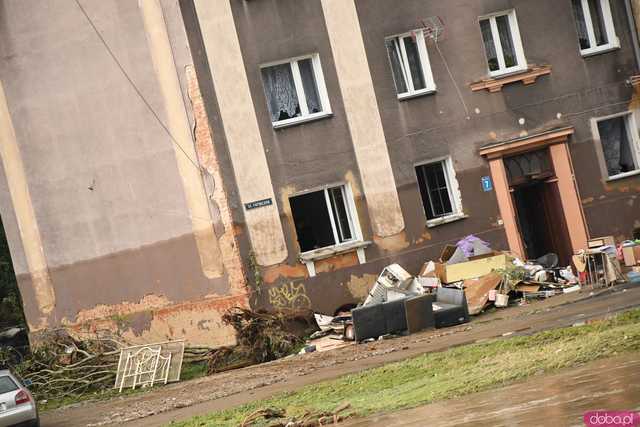 [WIDEO/FOTO] Tragiczna sytuacja powodziowa w Kłodzku: Zniszczone ulice, budynki i wszechobecny szlam