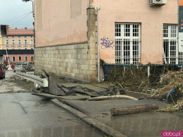 [WIDEO/FOTO] Tragiczna sytuacja powodziowa w Kłodzku: Zniszczone ulice, budynki i wszechobecny szlam