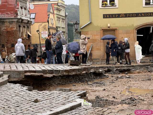 [WIDEO/FOTO] Tragiczna sytuacja powodziowa w Kłodzku: Zniszczone ulice, budynki i wszechobecny szlam