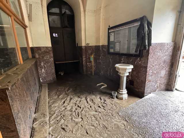 [WIDEO/FOTO] Tragiczna sytuacja powodziowa w Kłodzku: Zniszczone ulice, budynki i wszechobecny szlam