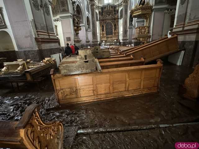 [WIDEO/FOTO] Tragiczna sytuacja powodziowa w Kłodzku: Zniszczone ulice, budynki i wszechobecny szlam