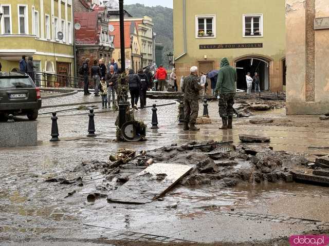 [WIDEO/FOTO] Tragiczna sytuacja powodziowa w Kłodzku: Zniszczone ulice, budynki i wszechobecny szlam