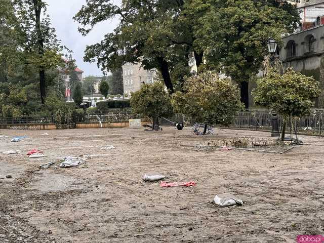 [WIDEO/FOTO] Tragiczna sytuacja powodziowa w Kłodzku: Zniszczone ulice, budynki i wszechobecny szlam