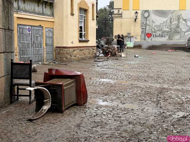 [WIDEO/FOTO] Tragiczna sytuacja powodziowa w Kłodzku: Zniszczone ulice, budynki i wszechobecny szlam