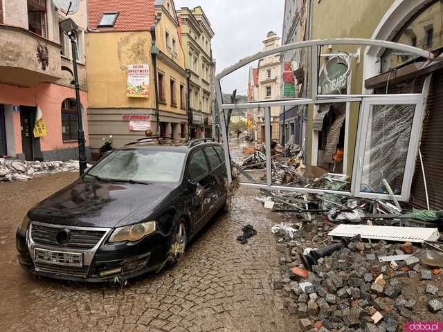 [WIDEO/FOTO] Tragiczna sytuacja powodziowa w Kłodzku: Zniszczone ulice, budynki i wszechobecny szlam