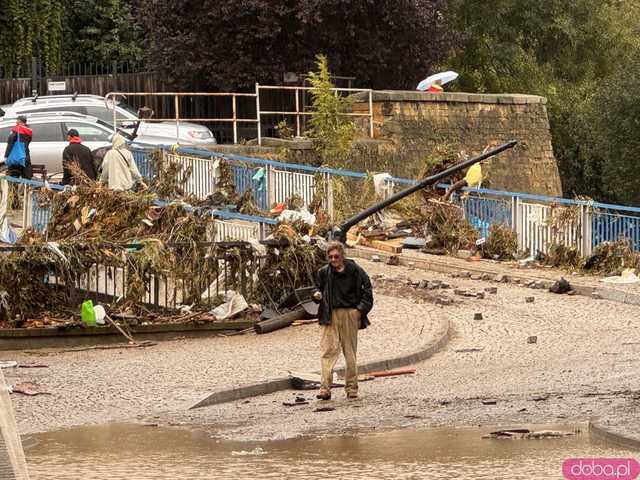 [WIDEO/FOTO] Tragiczna sytuacja powodziowa w Kłodzku: Zniszczone ulice, budynki i wszechobecny szlam