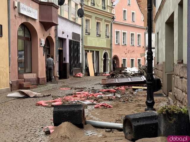 [WIDEO/FOTO] Tragiczna sytuacja powodziowa w Kłodzku: Zniszczone ulice, budynki i wszechobecny szlam