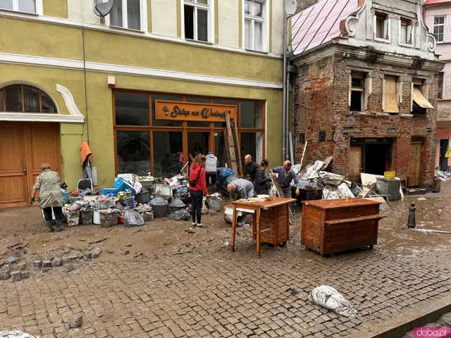 [WIDEO/FOTO] Tragiczna sytuacja powodziowa w Kłodzku: Zniszczone ulice, budynki i wszechobecny szlam