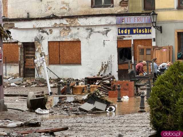 [WIDEO/FOTO] Tragiczna sytuacja powodziowa w Kłodzku: Zniszczone ulice, budynki i wszechobecny szlam
