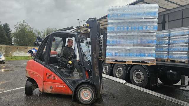 [FOTO] Na terenie bazy PKS-u przekazywane są dary dla powodzian. Pomóc może każdy