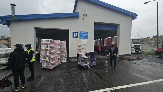 [FOTO] Na terenie bazy PKS-u przekazywane są dary dla powodzian. Pomóc może każdy