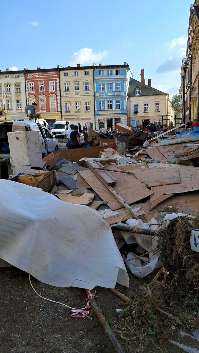 [WIDEO/FOTO] Lądek-Zdrój pogrążony po powodzi. Postapokaliptyczny obraz miasta, które nawiedził żywioł