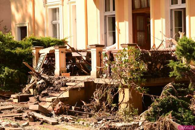 [WIDEO/FOTO] Lądek-Zdrój pogrążony po powodzi. Postapokaliptyczny obraz miasta, które nawiedził żywioł