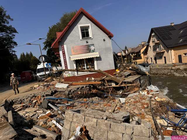 [WIDEO/FOTO] Gruzowiska, zawalone budynki i bezradność mieszkańców. Makabryczny obraz Stronia Śląskiego po powodzi