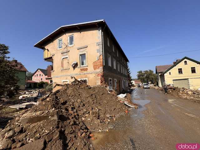 [WIDEO/FOTO] Gruzowiska, zawalone budynki i bezradność mieszkańców. Makabryczny obraz Stronia Śląskiego po powodzi