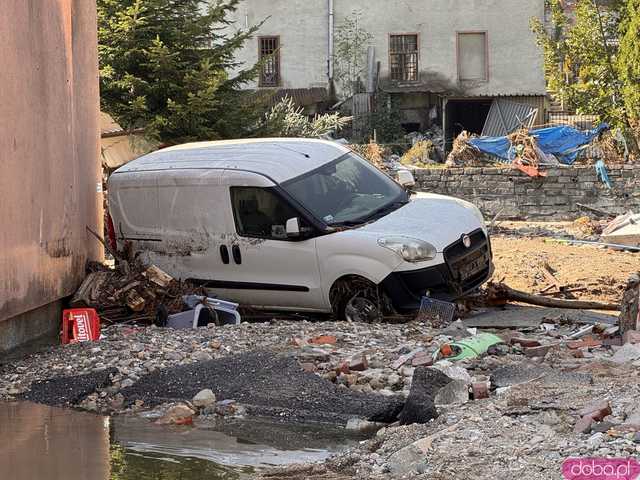 [WIDEO/FOTO] Gruzowiska, zawalone budynki i bezradność mieszkańców. Makabryczny obraz Stronia Śląskiego po powodzi