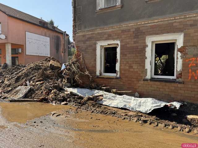 [WIDEO/FOTO] Gruzowiska, zawalone budynki i bezradność mieszkańców. Makabryczny obraz Stronia Śląskiego po powodzi