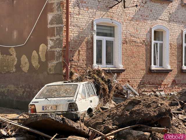 [WIDEO/FOTO] Gruzowiska, zawalone budynki i bezradność mieszkańców. Makabryczny obraz Stronia Śląskiego po powodzi