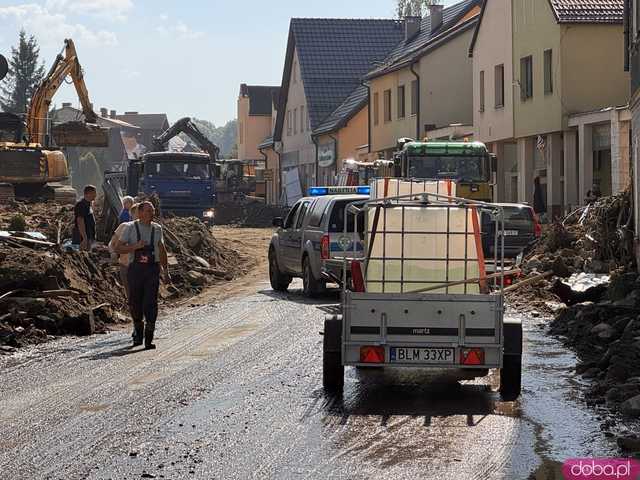 [WIDEO/FOTO] Gruzowiska, zawalone budynki i bezradność mieszkańców. Makabryczny obraz Stronia Śląskiego po powodzi