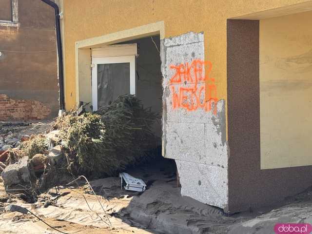 [WIDEO/FOTO] Gruzowiska, zawalone budynki i bezradność mieszkańców. Makabryczny obraz Stronia Śląskiego po powodzi