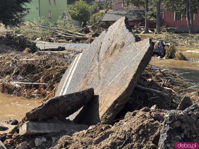 [WIDEO/FOTO] Gruzowiska, zawalone budynki i bezradność mieszkańców. Makabryczny obraz Stronia Śląskiego po powodzi