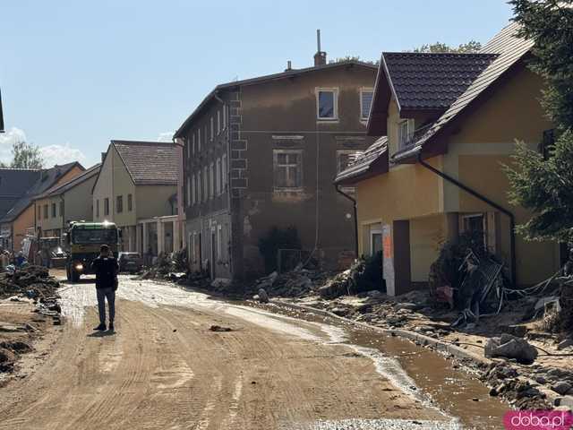 [WIDEO/FOTO] Gruzowiska, zawalone budynki i bezradność mieszkańców. Makabryczny obraz Stronia Śląskiego po powodzi