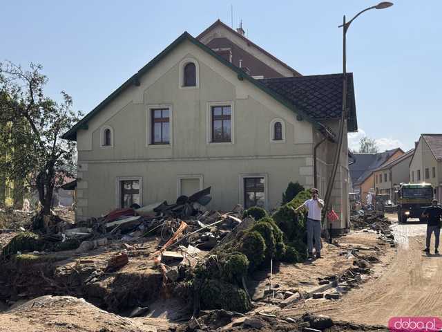 [WIDEO/FOTO] Gruzowiska, zawalone budynki i bezradność mieszkańców. Makabryczny obraz Stronia Śląskiego po powodzi