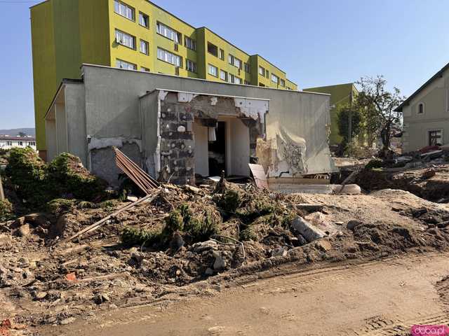 [WIDEO/FOTO] Gruzowiska, zawalone budynki i bezradność mieszkańców. Makabryczny obraz Stronia Śląskiego po powodzi