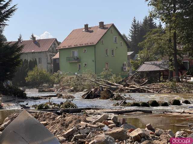 [WIDEO/FOTO] Gruzowiska, zawalone budynki i bezradność mieszkańców. Makabryczny obraz Stronia Śląskiego po powodzi