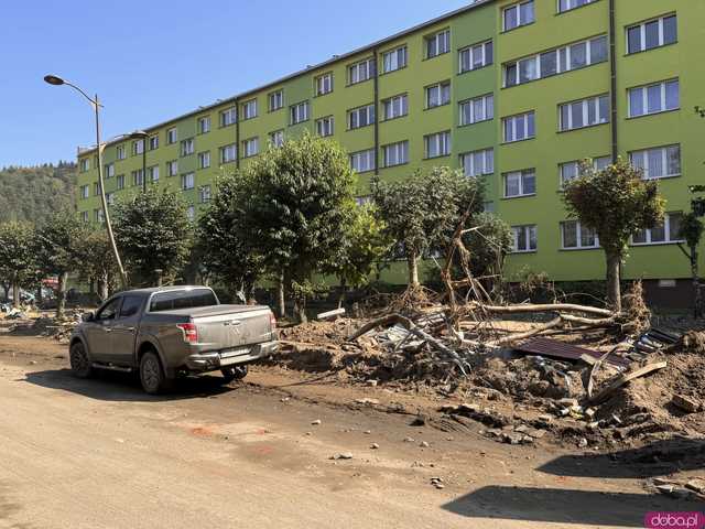 [WIDEO/FOTO] Gruzowiska, zawalone budynki i bezradność mieszkańców. Makabryczny obraz Stronia Śląskiego po powodzi