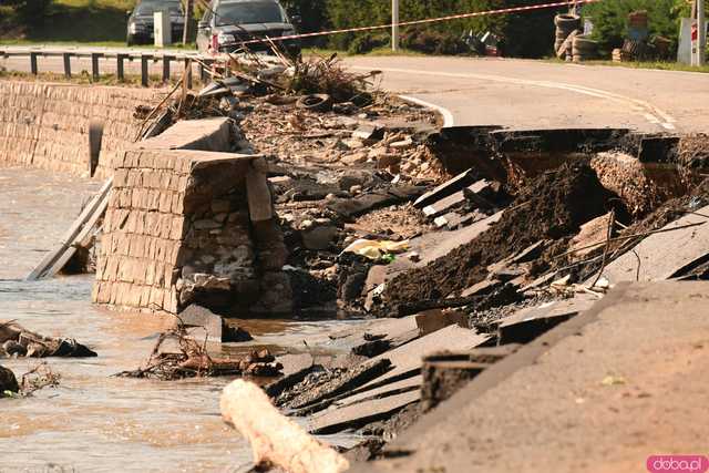 [WIDEO/FOTO] Gruzowiska, zawalone budynki i bezradność mieszkańców. Makabryczny obraz Stronia Śląskiego po powodzi