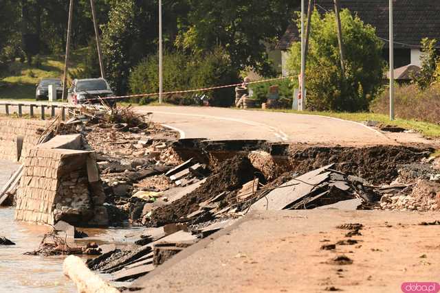 [WIDEO/FOTO] Gruzowiska, zawalone budynki i bezradność mieszkańców. Makabryczny obraz Stronia Śląskiego po powodzi