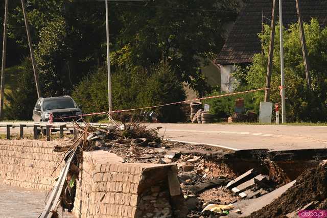 [WIDEO/FOTO] Gruzowiska, zawalone budynki i bezradność mieszkańców. Makabryczny obraz Stronia Śląskiego po powodzi