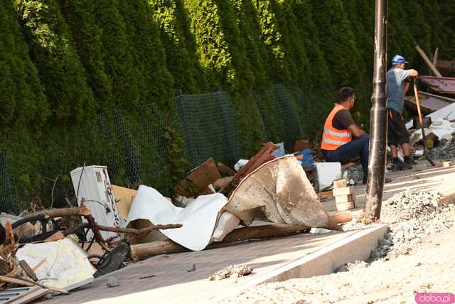 [WIDEO/FOTO] Gruzowiska, zawalone budynki i bezradność mieszkańców. Makabryczny obraz Stronia Śląskiego po powodzi
