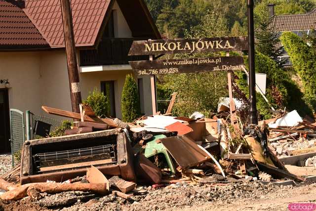 [WIDEO/FOTO] Gruzowiska, zawalone budynki i bezradność mieszkańców. Makabryczny obraz Stronia Śląskiego po powodzi