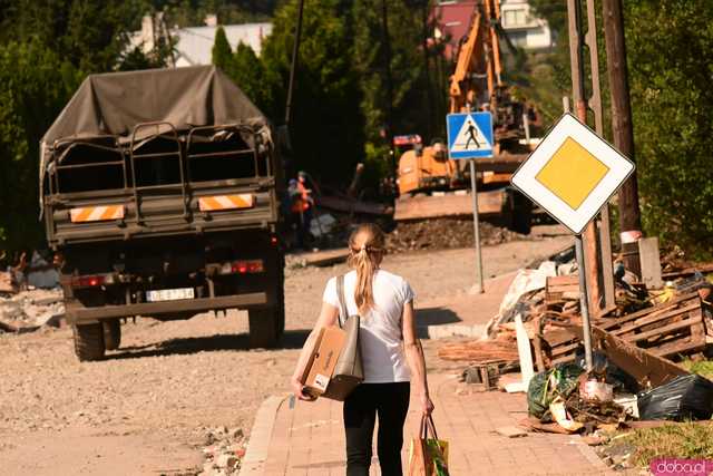[WIDEO/FOTO] Gruzowiska, zawalone budynki i bezradność mieszkańców. Makabryczny obraz Stronia Śląskiego po powodzi